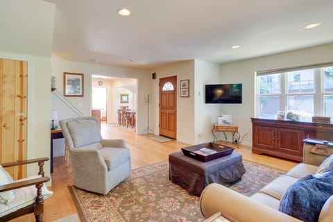 Charming Indianola Home: Walk to Town! House in King County