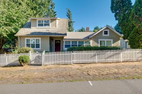Charming Indianola Home: Walk to Town! House in King County