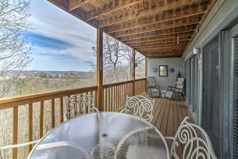 Branson Condo w/ Views: 2 Mi to Silver Dollar City Apartment in Table Rock Lake