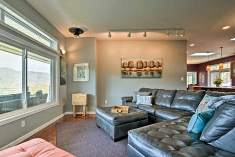 Private Blue Ridge Home w/ Hot Tub, Mountain Views House in Buncombe County