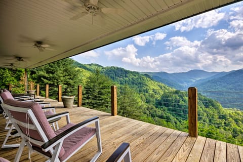 Private Blue Ridge Home w/ Hot Tub, Mountain Views House in Buncombe County