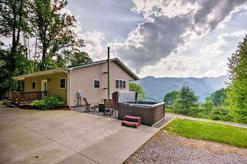 Blue Ridge Mountain Rental w/ Hot Tub & Gas Grill! House in Buncombe County
