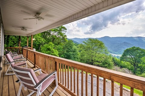 Blue Ridge Mountain Rental w/ Hot Tub & Gas Grill! House in Buncombe County