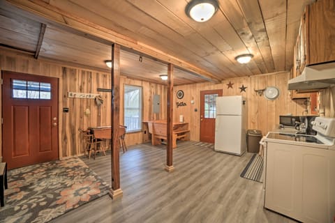 Remote Kentucky Cabin w/ Fire Pit & 2 Ponds House in Lake Barkley