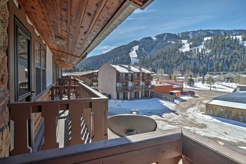 Red River Home w/ 2 Balconies - 1 Block to Main St Apartment in Red River