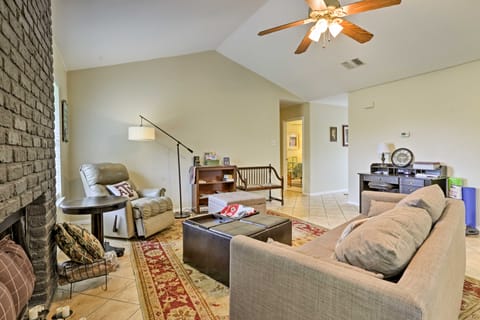 2 Mi to Lake McQueeny: Gem w/ Covered Patio House in McQueeney