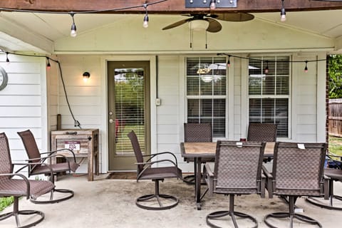 2 Mi to Lake McQueeny: Gem w/ Covered Patio House in McQueeney