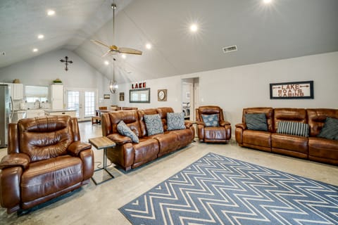 Walk to Lake Texoma! Modern Retreat w/ Game Room House in Lake Texoma
