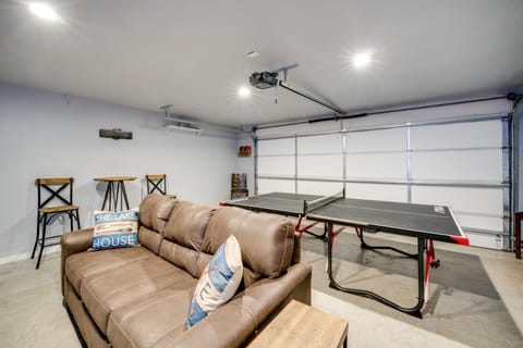 Walk to Lake Texoma! Modern Retreat w/ Game Room House in Lake Texoma