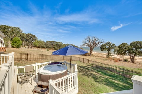 300 Feet to Lake Texoma: Modern Home w/ Deck! House in Lake Texoma