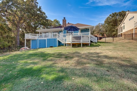 300 Feet to Lake Texoma: Modern Home w/ Deck! House in Lake Texoma