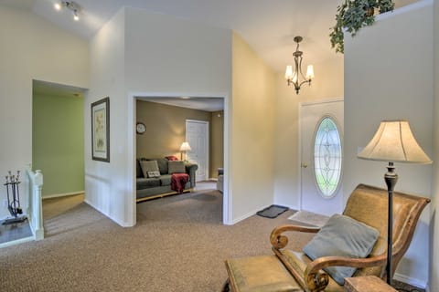 Anderson Island Retreat w/ Lakefront Deck & Canoe! House in Anderson Island