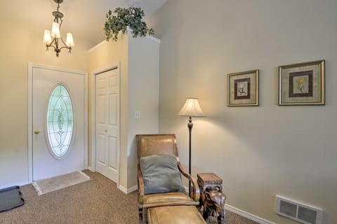 Anderson Island Retreat w/ Lakefront Deck & Canoe! House in Anderson Island