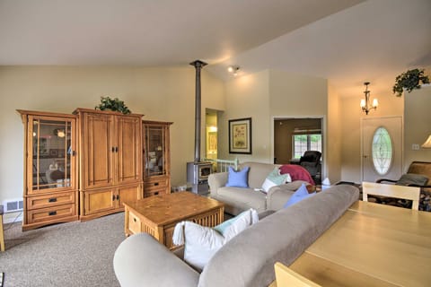 Anderson Island Retreat w/ Lakefront Deck & Canoe! House in Anderson Island