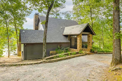 'Arcade Cove' - Renovated Lake Martin Home w/ Dock House in Lake Martin