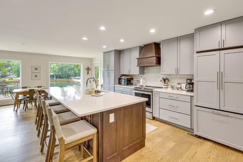 'Arcade Cove' - Renovated Lake Martin Home w/ Dock House in Lake Martin