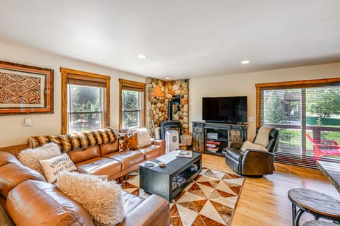 Duplex in Quiet Family Neighborhood 1 Mi to Skiing Apartment in Steamboat Springs