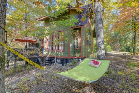 French Broad River Access: Whimsical Gem w/ Deck Cottage in Tennessee