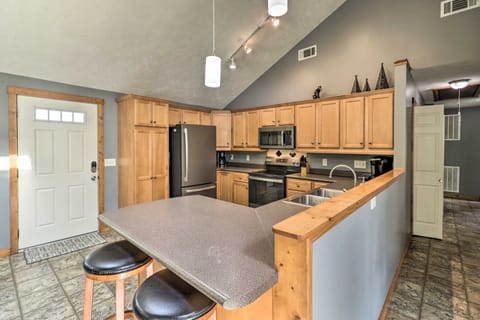 Mountain Home Cottage w/ Deck on White River! Cottage in Arkansas