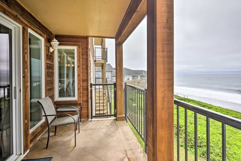 Beachfront Condo w/ Patio & Views - Walk to Shore! Apartment in Lincoln Beach