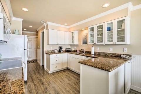 Beachfront Condo w/ Patio & Views - Walk to Shore! Apartment in Lincoln Beach
