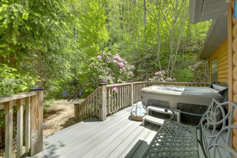 Hot Tub, Fire Pit & Mtn Views: Bryson City Escape House in Swain County