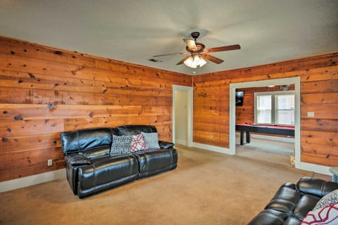 Inviting Lubbock Home > 1 Mi to Downtown House in Lubbock