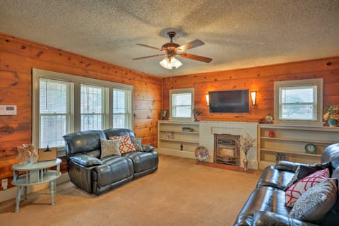 Inviting Lubbock Home > 1 Mi to Downtown House in Lubbock