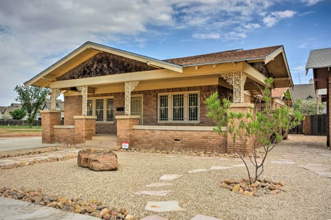 Inviting Lubbock Home > 1 Mi to Downtown House in Lubbock