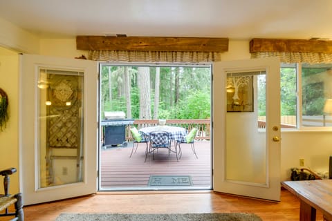 Hot Tub + Fireplace: Peaceful Anderson Island Home House in Anderson Island