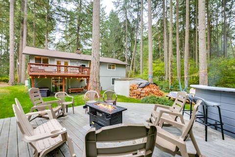 Hot Tub + Fireplace: Peaceful Anderson Island Home House in Anderson Island