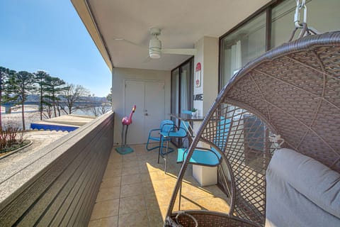 Mid-Century Modern Condo on Lake Hamilton! Apartment in Rockwell