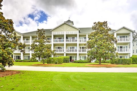Relax by Pool & Golf: Chic Myrtle Beach Condo Apartment in Carolina Forest