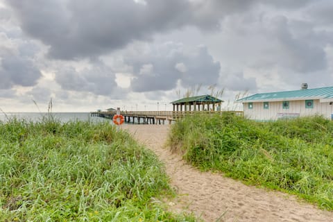 Ft Lauderdale Area Condo - Walk to Beach & Shops! Apartment in Lauderdale-by-the-Sea