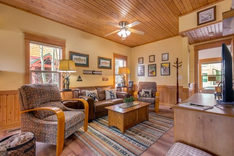 Riverfront Cabin, 4 Mi to Granby Ranch House in Granby