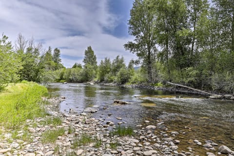 Riverfront Cabin, 4 Mi to Granby Ranch House in Granby