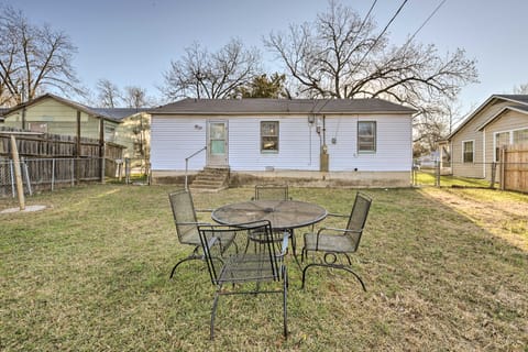 Home 2 Mi to Dtwn Temple! Bring Your Pets House in Temple