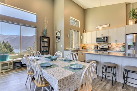 'Gorge Retreat' - Modern Carson Home w/ Mtn Views! House in Washington