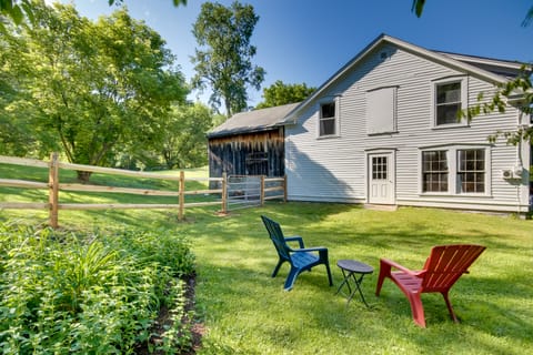 Manchester Center Retreat w/ Mtn View, Near Skiing Apartment in Barnumville