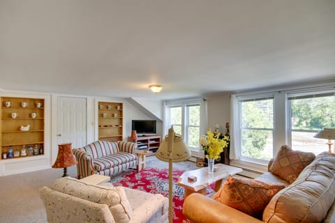 Manchester Center Retreat w/ Mtn View, Near Skiing Apartment in Barnumville