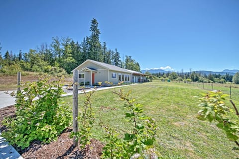 Sequim Cottage w/ Panoramic Olympic Mtn. Views! Cottage in Sequim