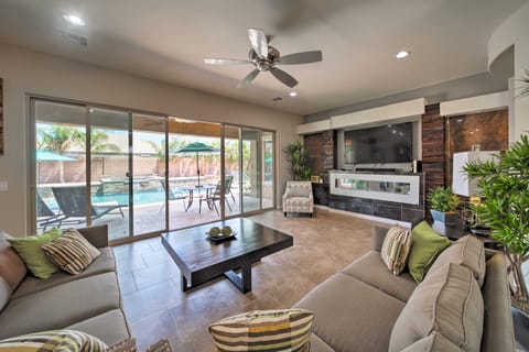 Hot Tub & Putting Green: Home in Surprise House in Surprise