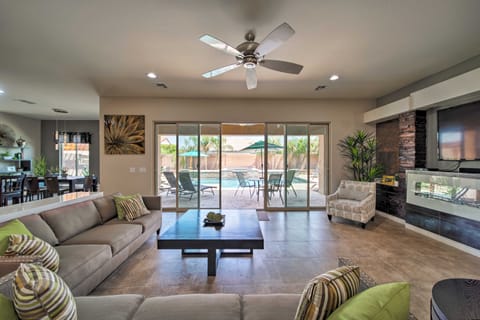 Hot Tub & Putting Green: Home in Surprise House in Surprise