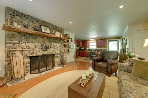 Hot Tub & Fire Pit! Creekfront Bryson City Cabin House in Swain County