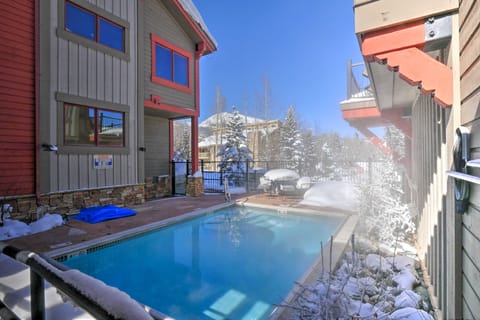 7 Mi to Copper Mtn: Condo w/ Deck & Stunning Views Apartment in Frisco