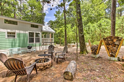 Cozy Broken Bow Getaway w/ Fire Pit, 5 Mi to Lake! Cottage in Broken Bow