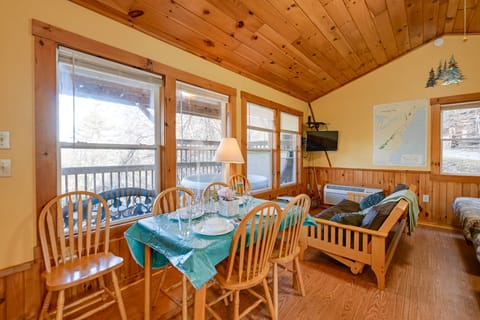 'Gone Hiking' Bryson City Cabin w/ Hot Tub & Grill House in Fontana Lake