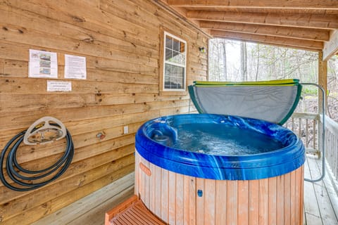 Peaceful Bryson City Cabin - Fire Pit & Hot Tub! House in Fontana Lake