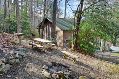Secluded Nantahala 'Gone Hunting' Cabin w/ Hot Tub House in Fontana Lake