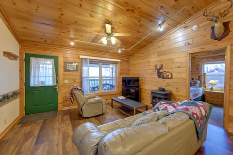 Cozy ‘Deer Glen' Cabin w/ Private Hot Tub & Porch! House in Fontana Lake